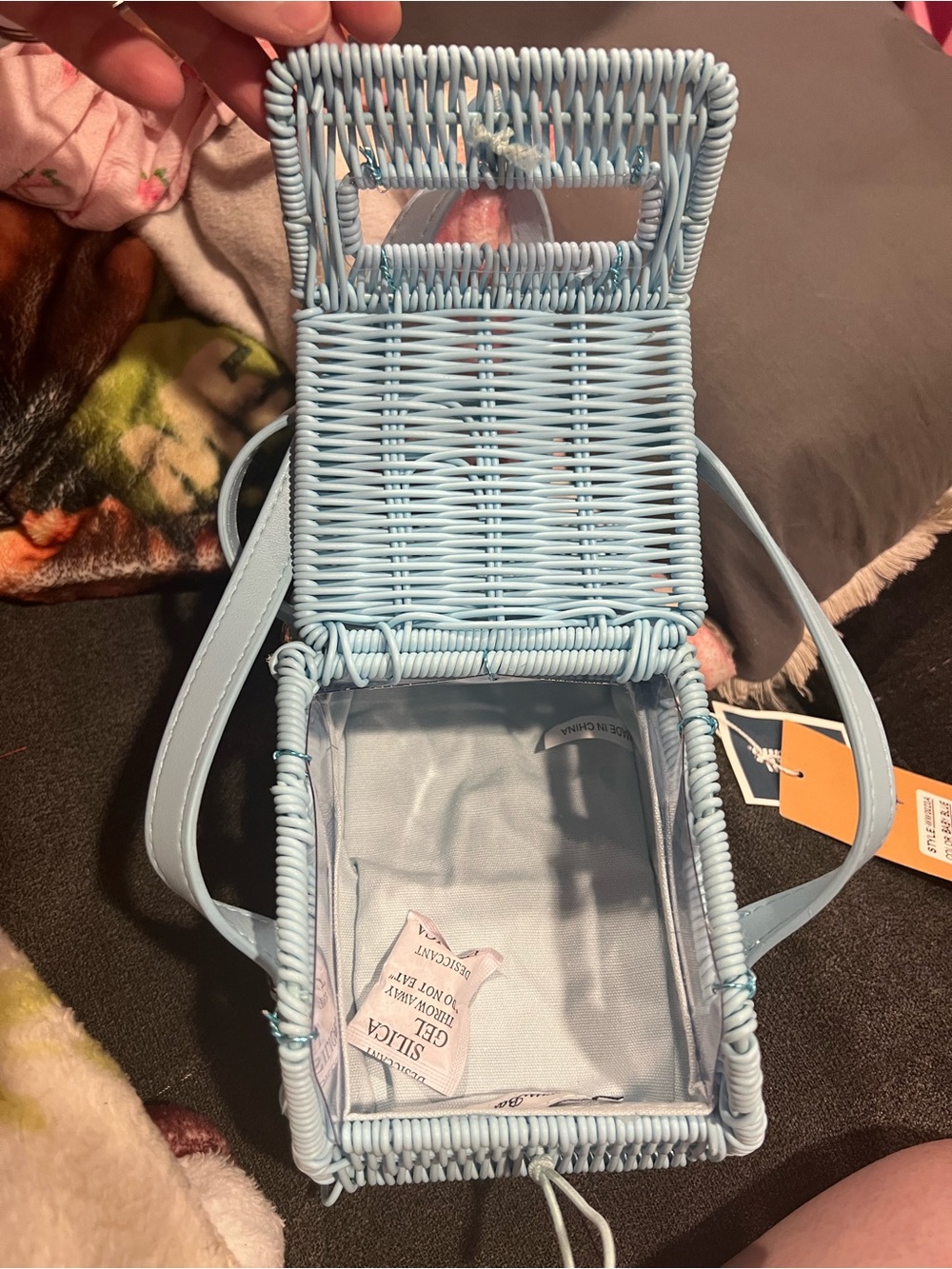 *Viral* Tommy Bahama Baby Blue Woven Car-Shaped Mini Bag - Picture 5 of 7